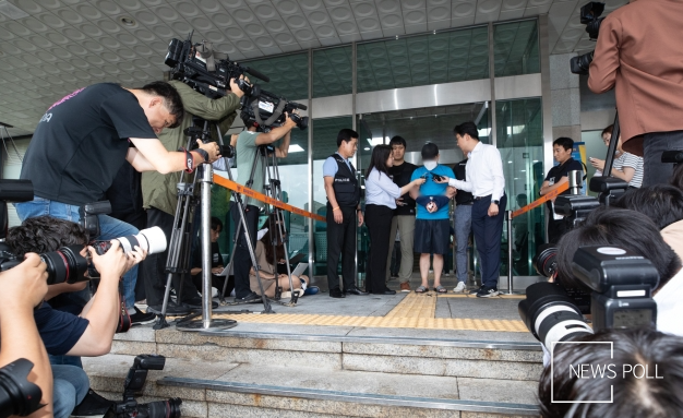 23일 구속 전 피의자 심문(영장실질심사)에 출석하기 위해 호송차로 이동하기 위해 관악경찰서 앞