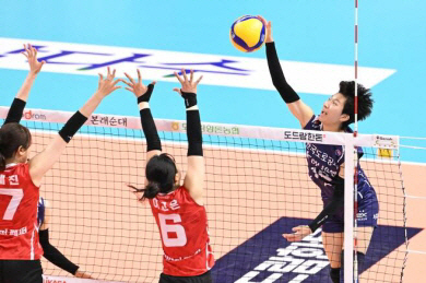 <em>한국도로공사의 김세인이 29일 구미 박정희체육관에서 열린 2023 구미·도드람컵 프로배구 페퍼저축은행과의 개막전에서 오픈 공격을 시도하고 있다.<br>
한국배구연맹 제공</em>