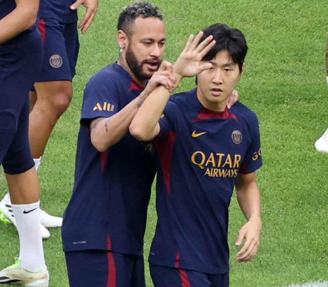 파리 생제르맹(PSG) 이강인과 네이마르가 2일 오후 부산 연제구 아시아드주경기장에서 열린 팀 오픈트레이닝에서 관중들에게 인사를 하고 있다. 사진=연합뉴스