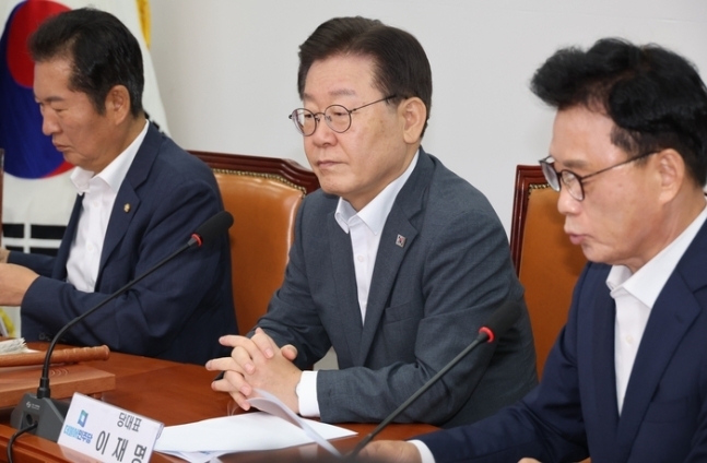 <em>이재명 더불어민주당 대표가 16일 국회 당 사무실에서 최고위원회의를 하고 있다. </em>(사진출처=연합뉴스)