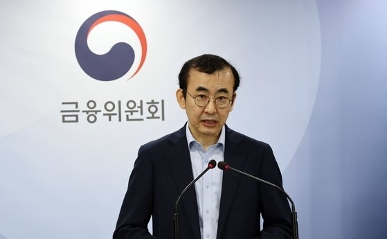 <em>이세훈 금융위원회 사무처장이 29일 서울 종로구 정부서울청사 브리핑룸에서 대출 만기연장·상환유예 조치 연착륙 현황 관련 브리핑을 하고 있다.연합뉴스</em>