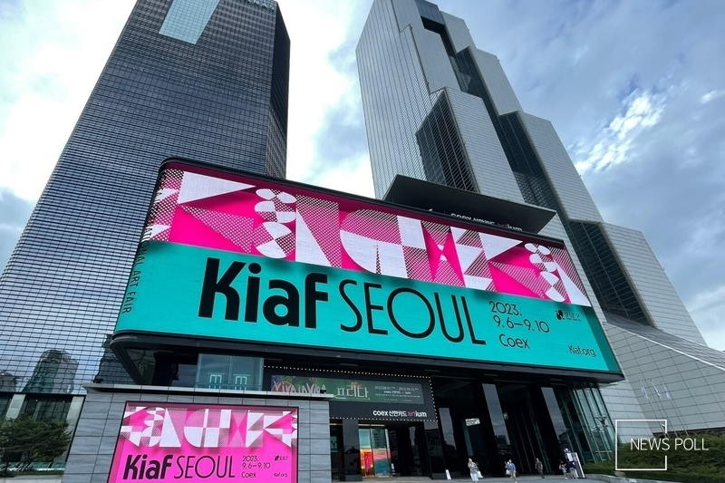세계적인 아트페어 중 하나인 프리즈(Frieze)가 한국국제아트페어(KIAF)와 함께 서울 삼성동에서 대규모 아트페어를 오는 6일 개최한다. 프리즈는 아트바젤(Art Basel), 피아크(FIAC)와 함께 세계 3대(大) 아트페어 중 하나다. 작년에 이어 올해로 두 번째를 맞이한 행사는 아시아에선 유일하게 한국에서 열린다. 이번 프리즈 서울에서는 ▲프리즈 필름 ▲프리즈 토크 ▲프리즈 뮤직 등 다양한 프로그램도 진행될 예정이다. 사진=Kiaf SEOUL