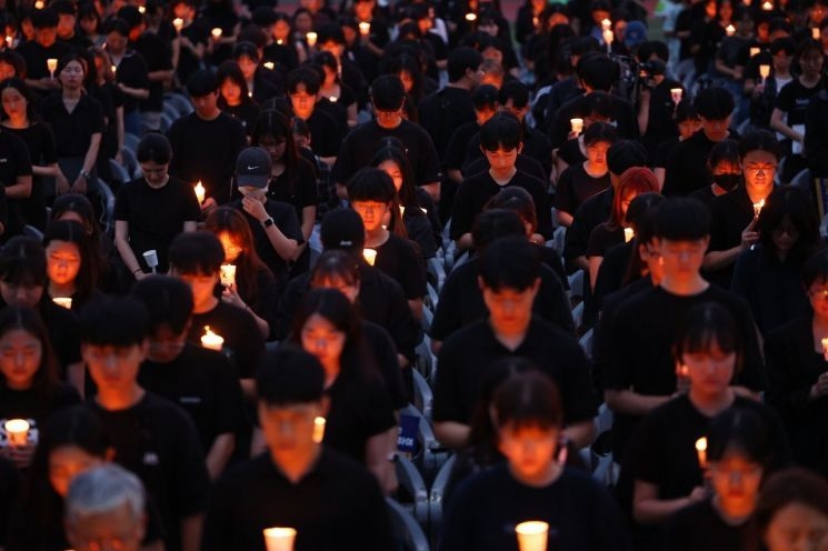서울 서이초등학교 교사의 49재 추모일인 4일 오후 서울 서초구 서울교육대학교에서 열린 촛불문화제에서 참가자들이 묵념하고 있다. 사진제공=연합뉴스