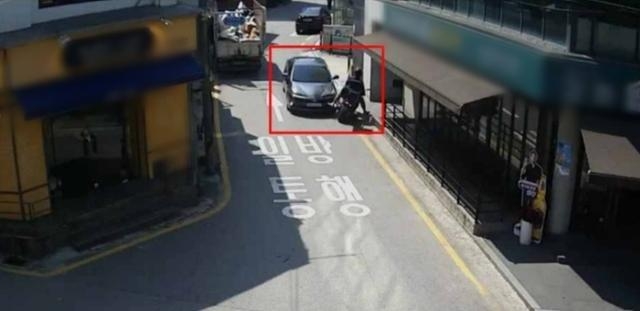 <em>6월 서울 강남구의 한 일방통행로에서 A씨가 일부러 사고를 내는 장면이 폐쇄회로(CC)TV에 담겼다. 서울 강남경찰서 제공</em>