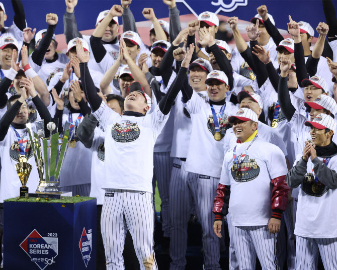13일 서울 잠실야구장에서 열린 2023 KBO 한국시리즈 5차전 kt wiz와 LG 트윈스의 경기에서 29년 만에 한국시리즈 우승을 이끈 LG의 주장 오지환이 MVP에 선정되자 기뻐하고 있다. (사진=연합뉴스)