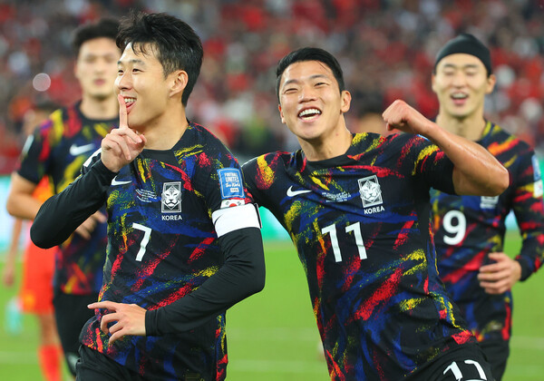 21일 중국 선전 유니버시아드 스포츠센터에서 열린 2026 북중미 월드컵 아시아 2차 예선 한국과 중국의 경기. 대표팀 손흥민이 페널티킥으로 선취골을 넣은 뒤 세리머니를 하고 있다. <연합뉴스>