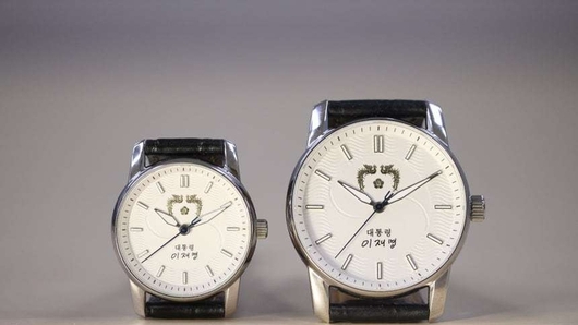 이재명 대통령 취임 6개월 기념…대통령실, 자필 문구 새긴 공식 기념시계 공개