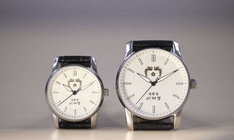 이재명 대통령 취임 6개월 기념…대통령실, 자필 문구 새긴 공식 기념시계 공개