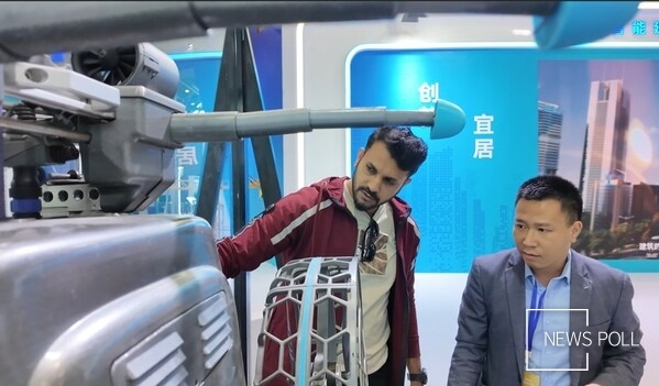 At an exhibition of the 2025 World Cities Day China Observance, a foreign visitor explored the robots and learned about their features and performance. (Photo/Luo Huxin)