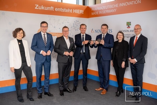 Representatives from business, research, and politics at the symbolic handover of the keys for the future NOVARTIS production site in Halle/Saale
